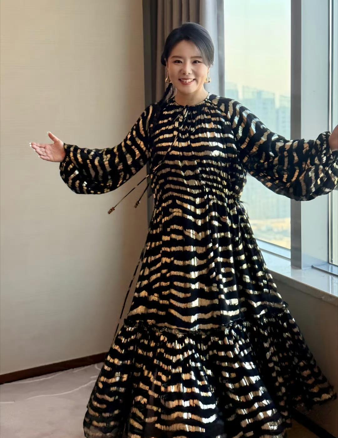 裙子普通？
心态炸了。
龚琳娜1月14日晒照，碎花裙超市货，笑出八颗牙。
你以为