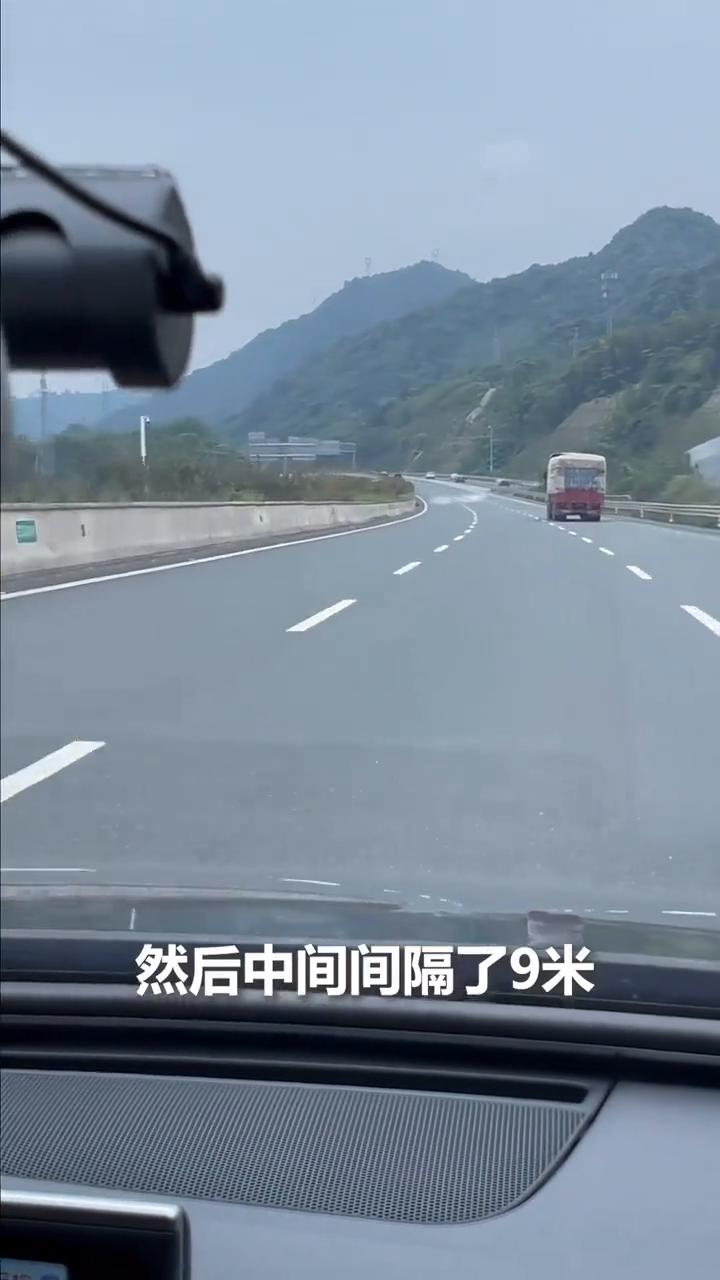 高速上的白色虚线有6米，帮你快速确认距离。
这个白的虚线有6米？对，白线是长6米