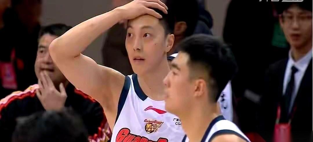 讲真，对面中锋估计整晚都没睡着。
脑子里全是萨林杰那个壮汉，两分球10投9中，在