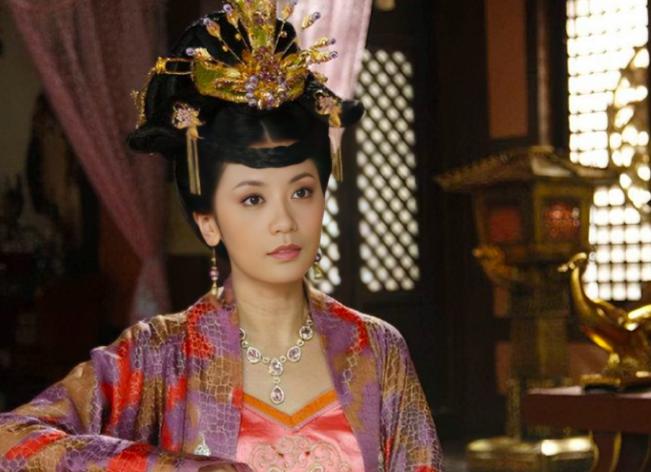 千古词帝李煜，留下三十余首传世名作，却有一首词让后人争议千年。这首《菩萨蛮》被史