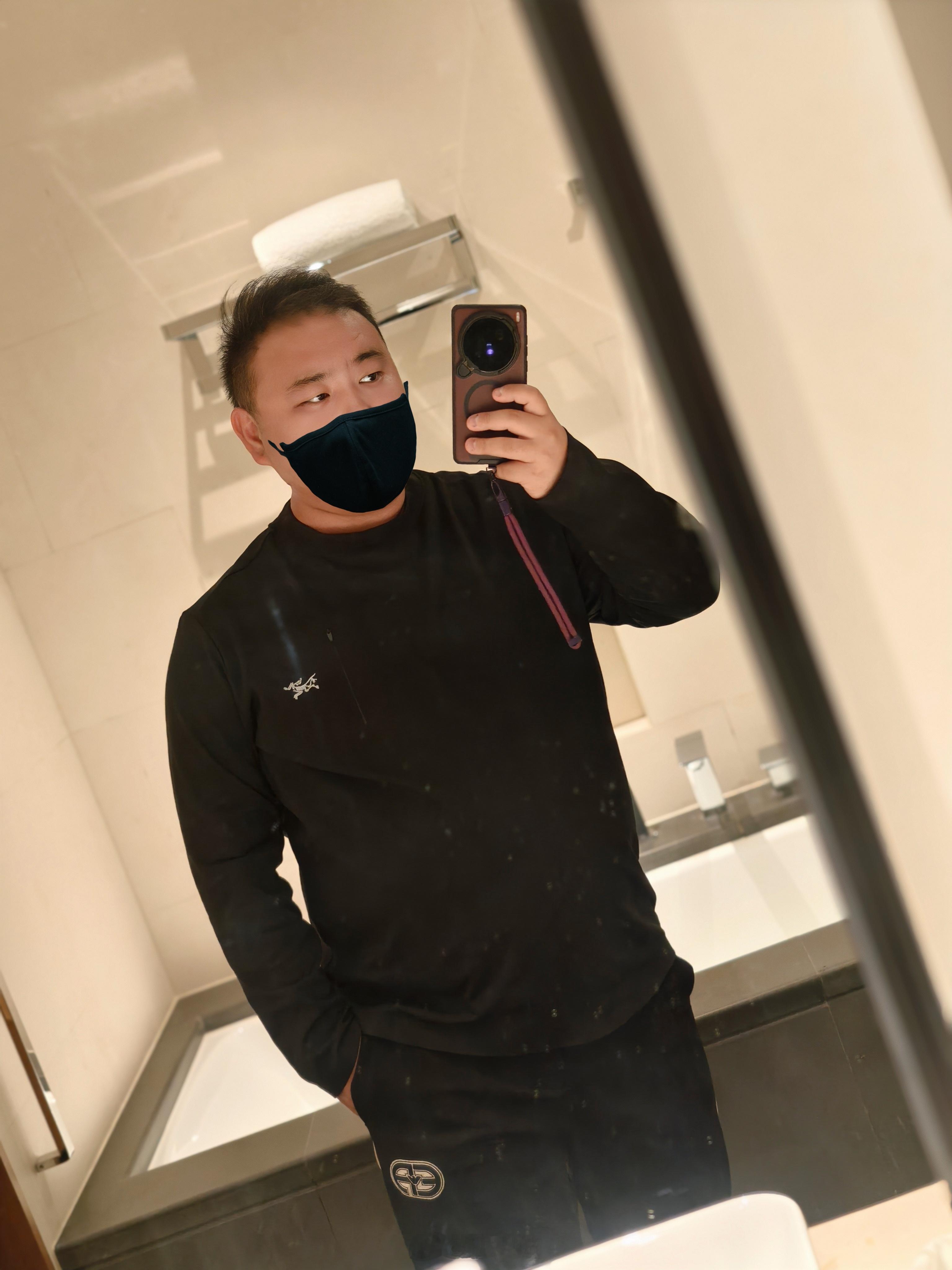 大概是儿子从学校里边带回来了病毒，这次临出差的当天，我也开始有反应了。先是嗓子痒