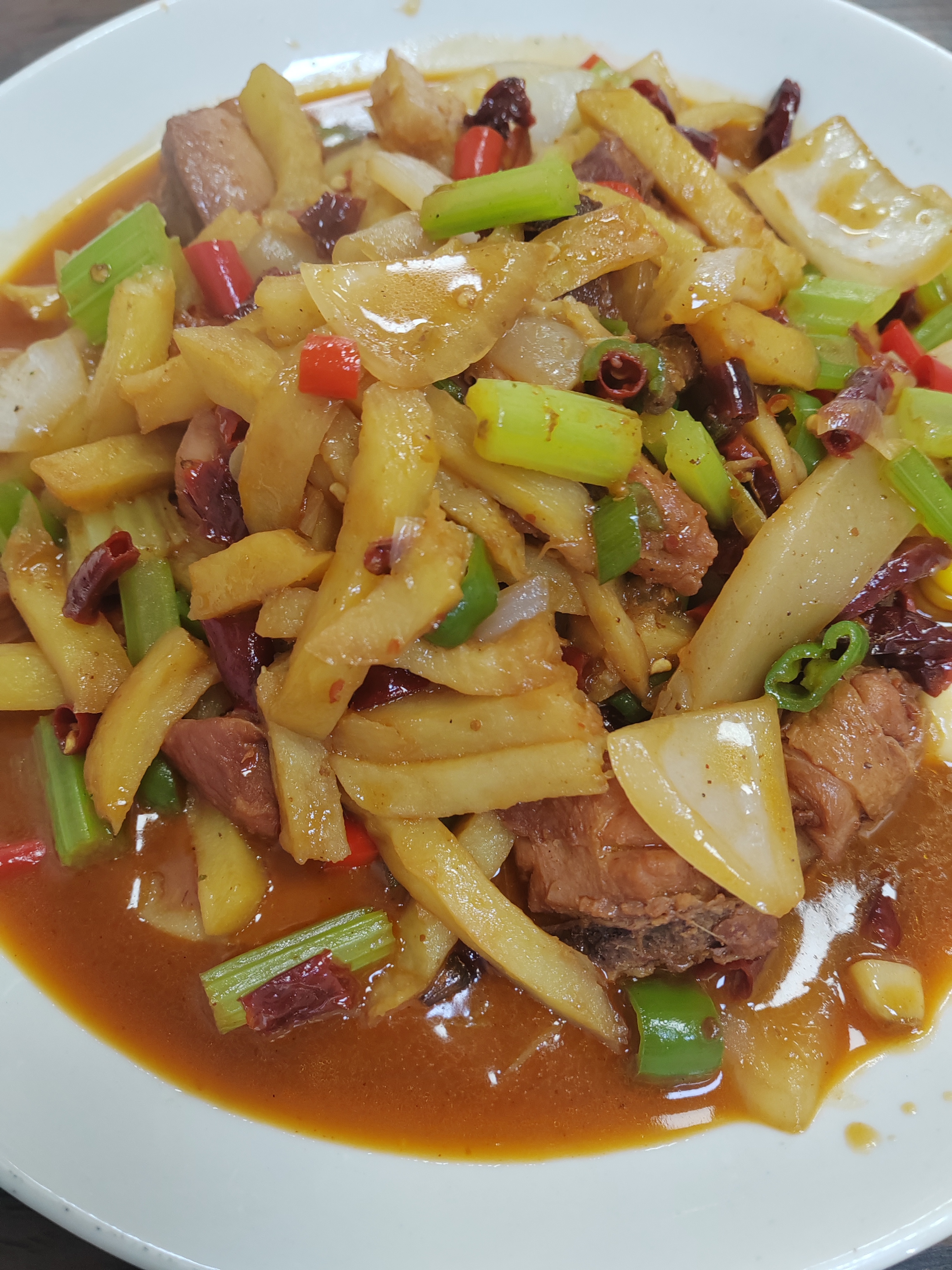 这个炒鸡真的很好吃，一人份份量也特别多😋 