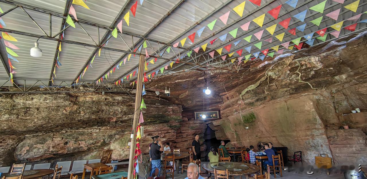 头次在溶洞饭店就餐。
在永兴时，被安排在一个叫金鸡溶洞避暑山庄就餐。
还真是一个