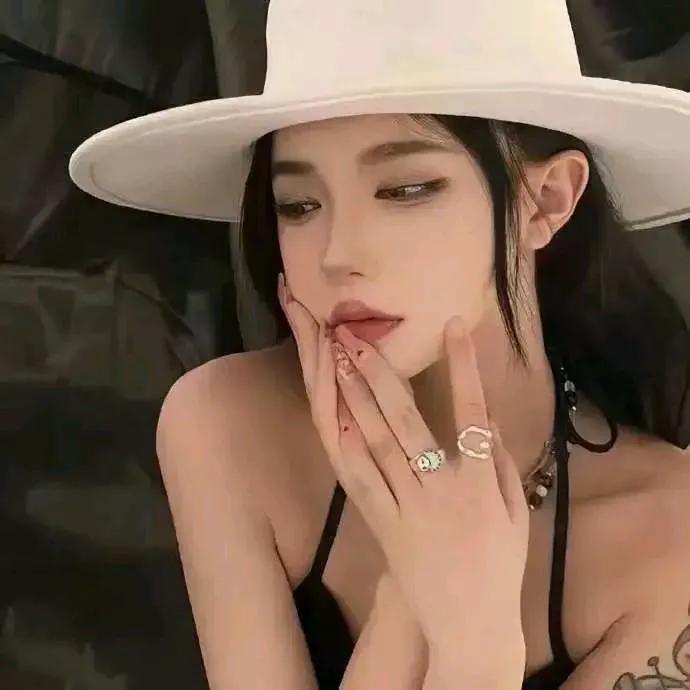 优雅气质，指尖微凉，白帽黑裙，魅力无限。