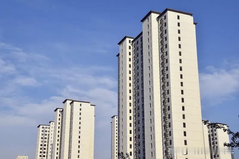 说了这么多，大家是不是觉得我在看空房价？
实际上，我并非看空房价，只是依据楼市的