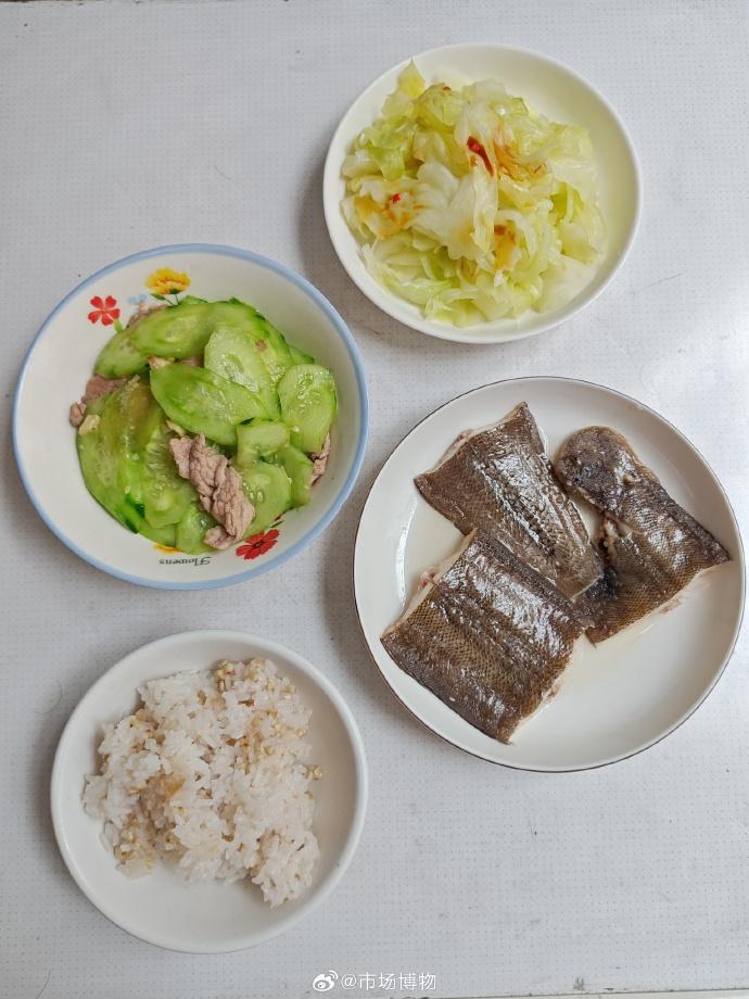午饭，蒸咸鲜龙脷鱼，瘦肉炒青瓜，盐水圆包菜，米饭。