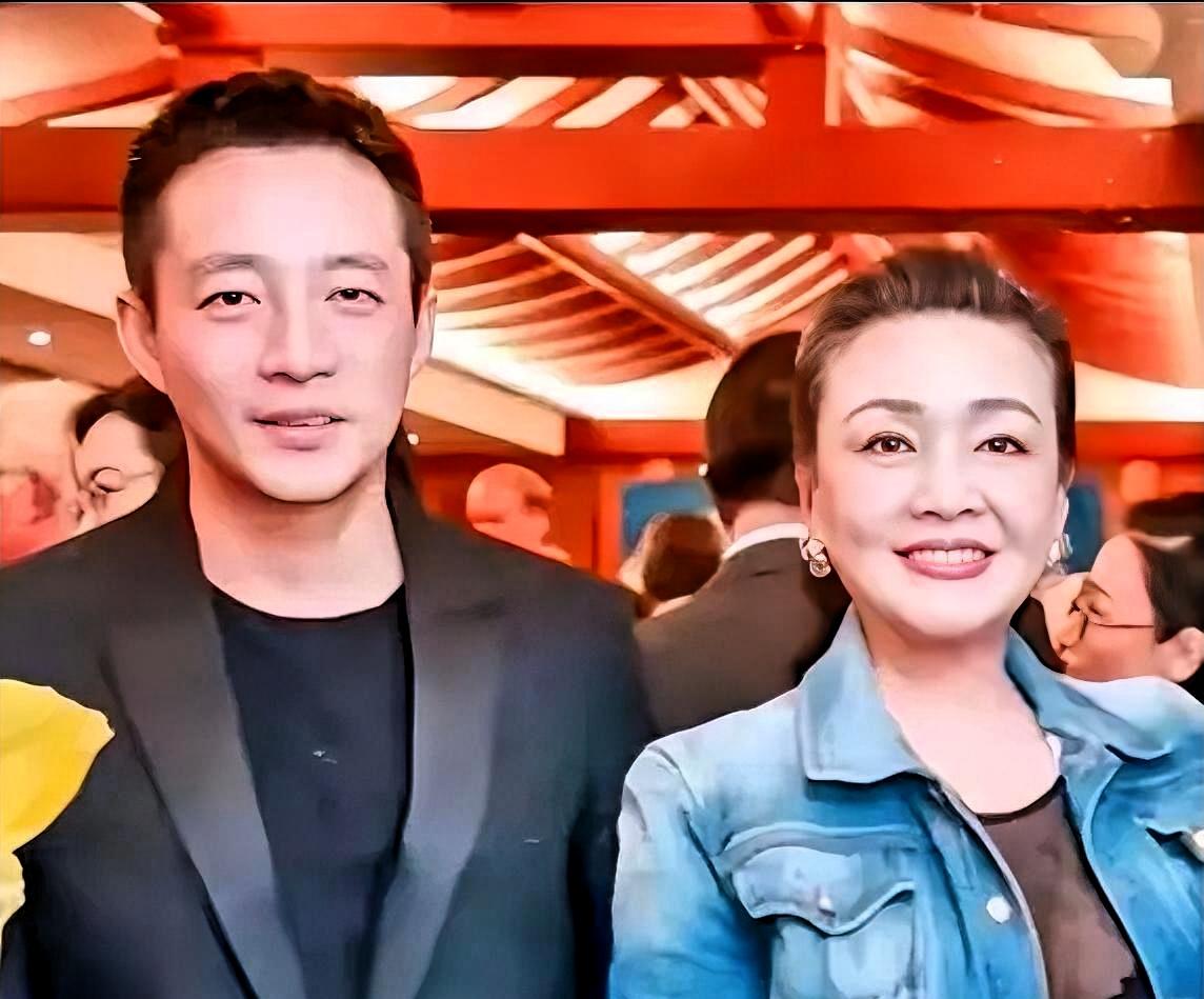 汪小菲又上热搜了。

我看了两眼，把手机扣过去。

这种男的我见多了。

在外面