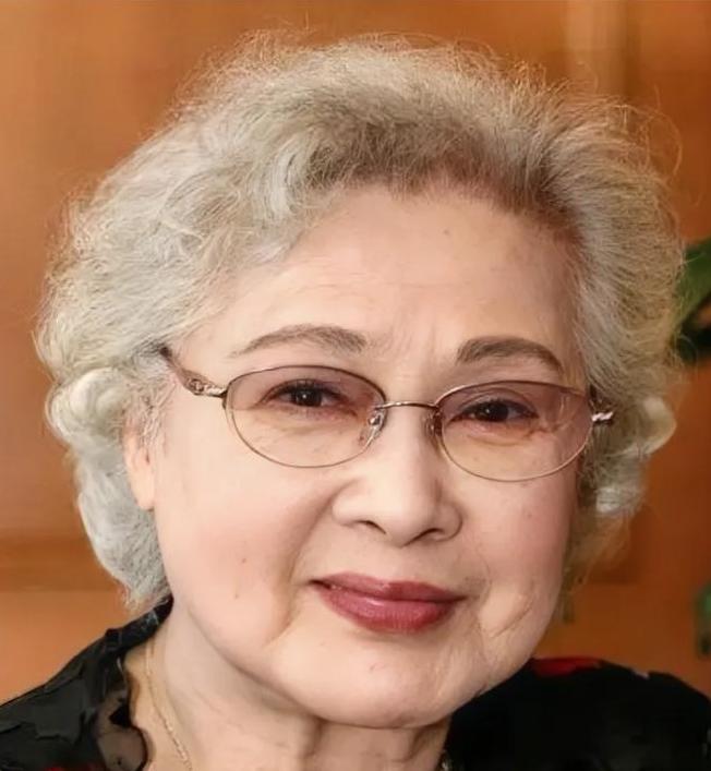 1983年，秦怡正忙着为丈夫金焰准备葬礼，突然看到一个青年，扑在遗体旁哭喊着：“