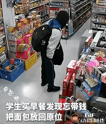 武汉，一名学生买早餐发现忘带钱，不得不将食品放回原处，店铺女老板发现后，毫不犹豫