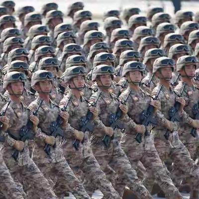 老外看不懂！中国人为什么不怕解放军，反而打心底里爱戴？同样是军队，别的国家民众对