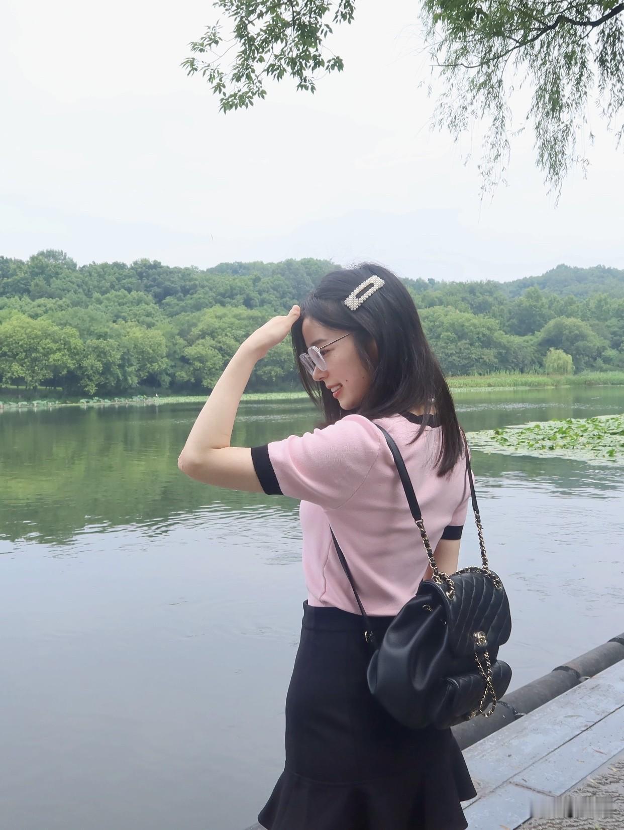 穿运动鞋好还是高跟鞋好?运动鞋在日常活动中更方便。