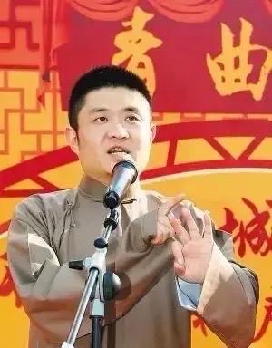 【著名相声演员苗阜请回关二爷雕像，显示义薄云天形象，你怎么看？】
近日，著名相声