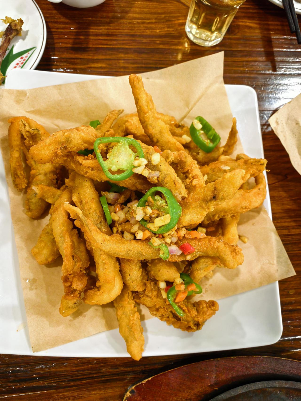 二探该店，继续是吃撑了的一晚！

香脆可口的咸旦黄焗鸡中亦、椒盐天妇罗九肚鱼[爱