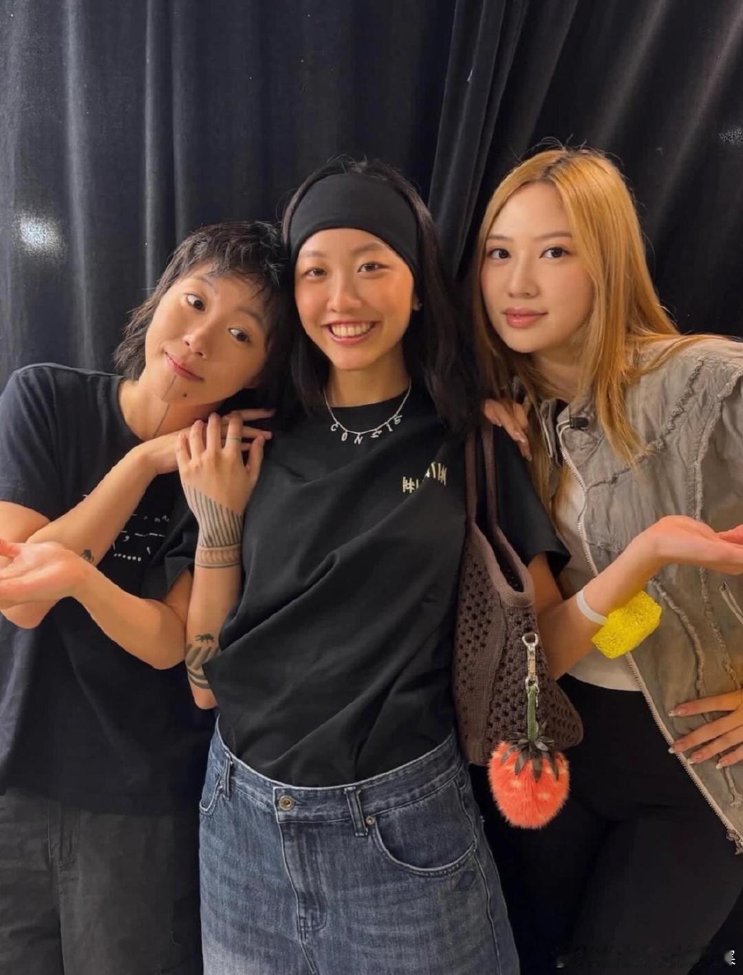 王菲陈奕迅甄子丹女儿同框合影，她们其中有三个人很萌。