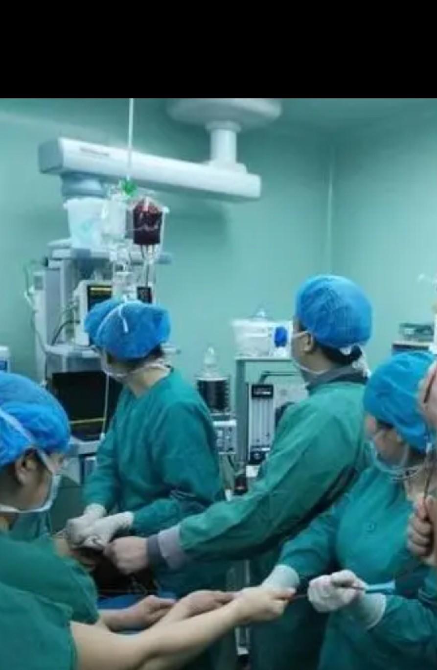 完全性前置胎盘确诊了，

非要等到宫口开全才进产房，

她最后连子宫都没保住。