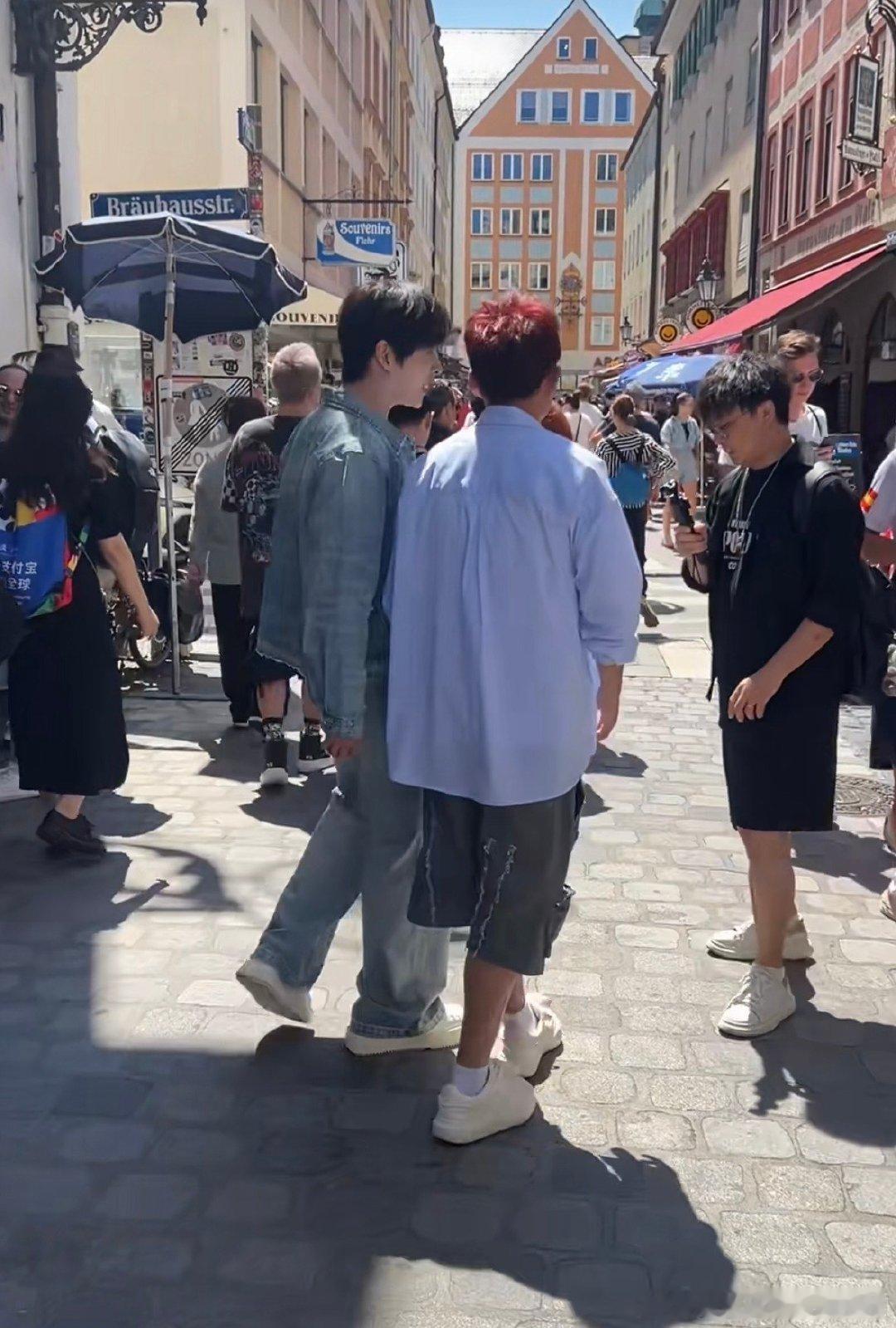 #网友偶遇苏醒张远欧洲杯录综艺#他们两个居然去欧洲杯了，满满的惊喜和快乐，看到两