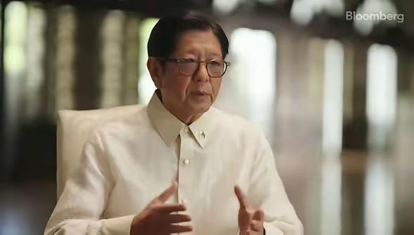 小马科斯政府一边派出20艘船强闯黄岩岛演训区，另一边又惺惺作态对中国化肥供应赞不