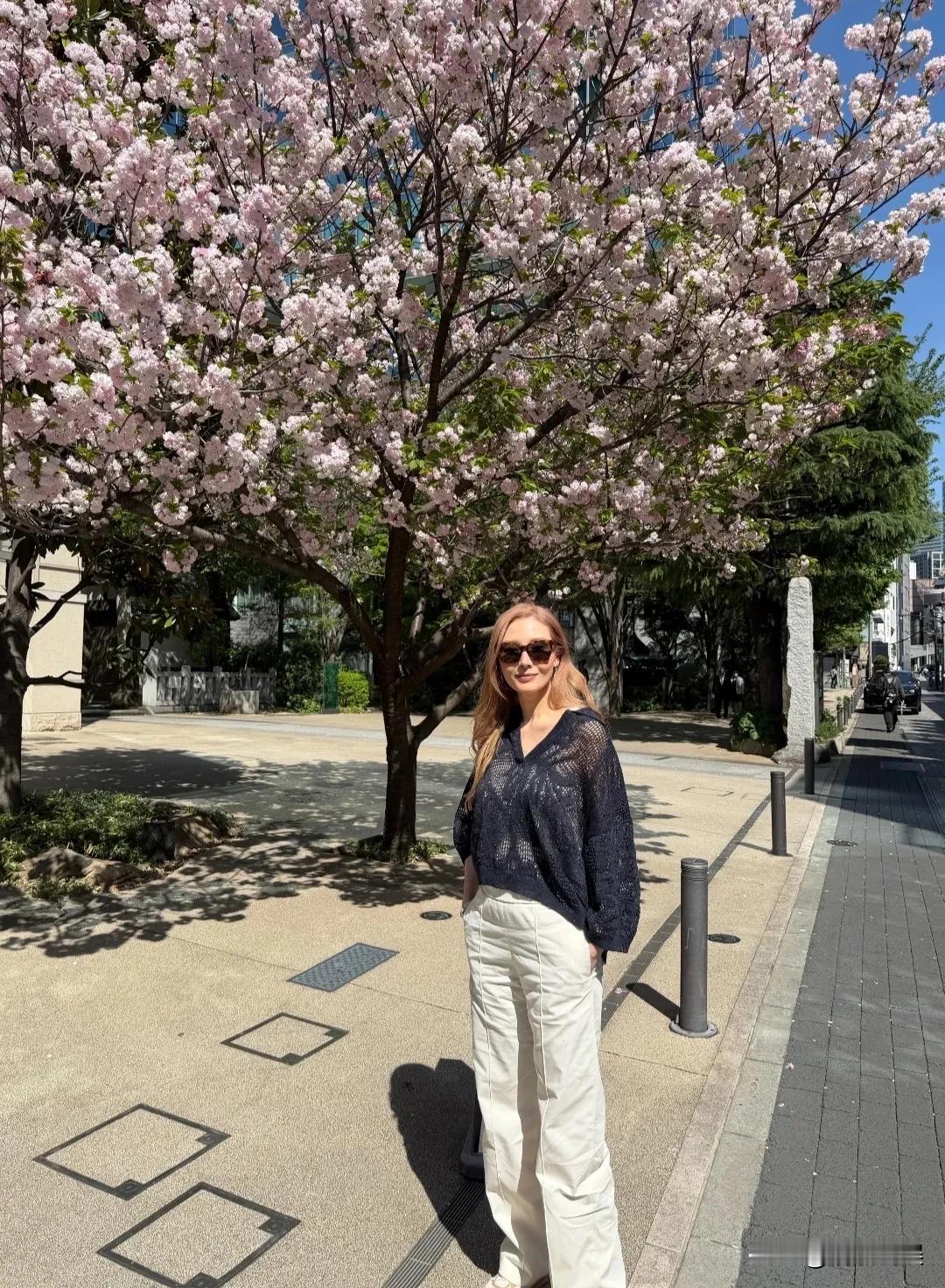 李嘉欣现身日本赏樱花，本人太瘦了，有点扛不住镜头了！
55岁的她，穿着一件黑色渔