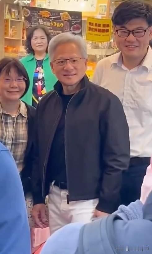 黄仁勋结婚几十年，和妻子十分地恩爱，生有一对儿女，生活幸福，事业有成，身有万亿，
