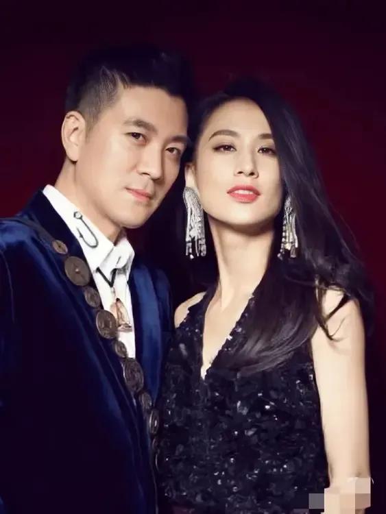 黄圣依和杨子彻底分开了，杨子好像很不开心啊，心塞了！

说家都没了还要继续直播，