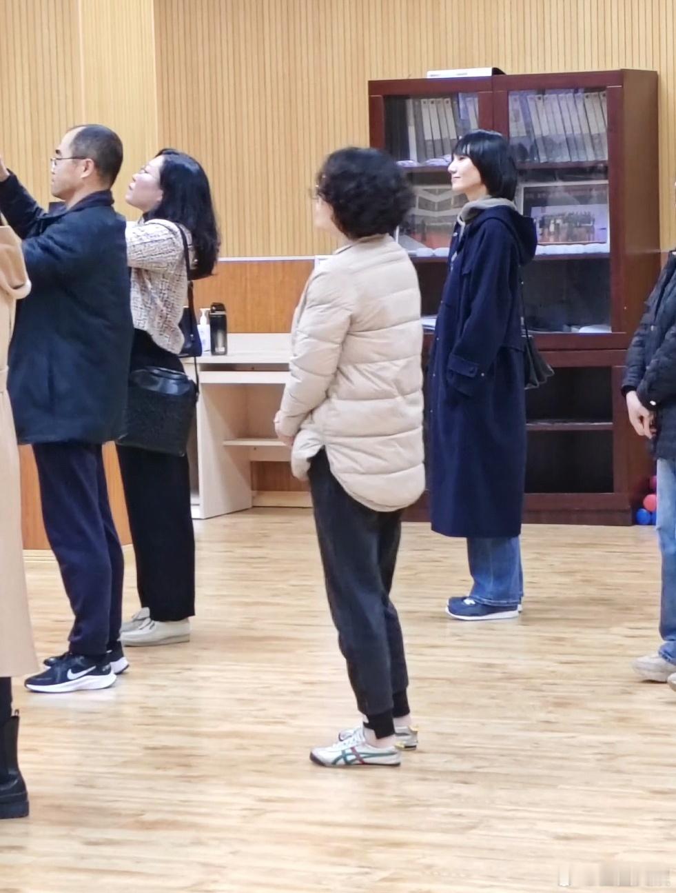 袁泉给女儿开家长会 打扮朴素好低调 