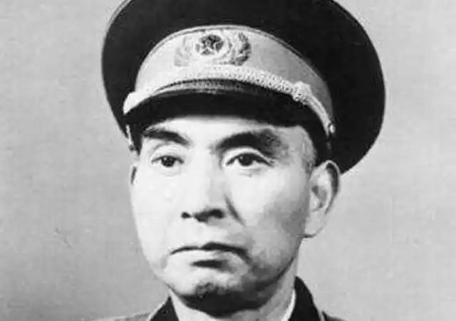 1958年10月25日，志愿军司令员杨勇率最后一批志愿军将士乘撤军列车凯旋归国。