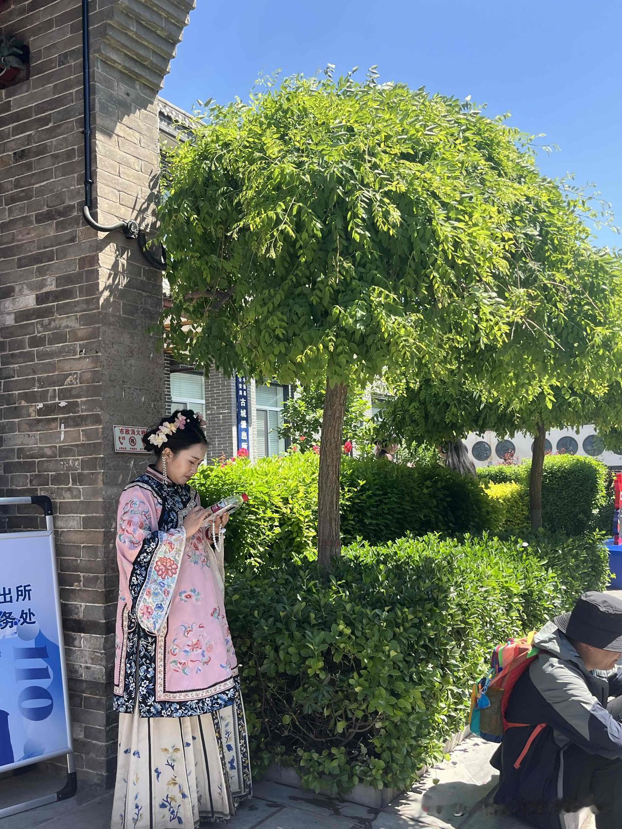 平遥古城热闹非凡，街景独具特色：古今元素相互搭配，沿街小贩热情叫卖，游客们随心拍