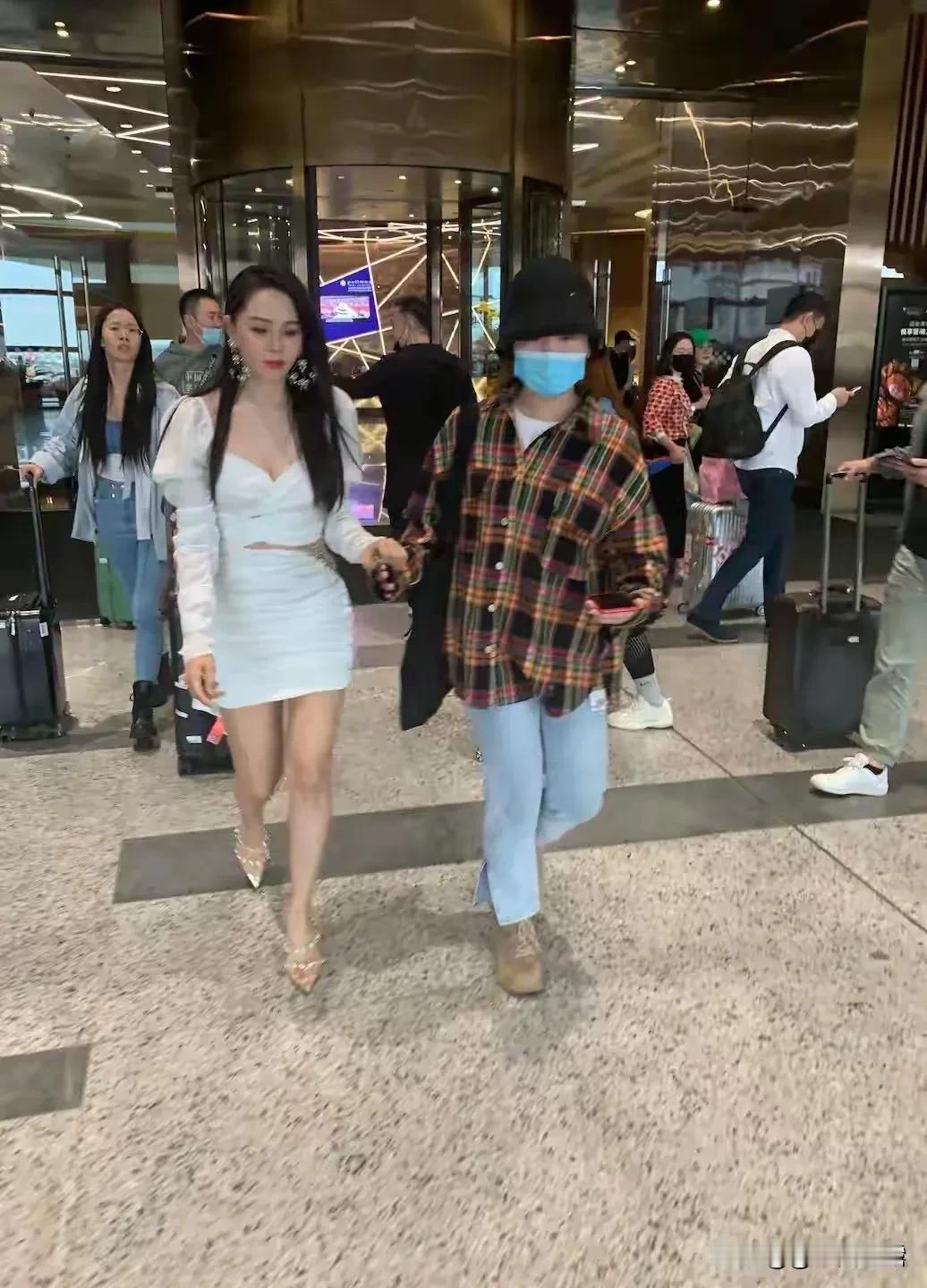 路人镜头下的伊能静，这状态你觉得自然呢？她出生于1968年，今年已经57岁了。