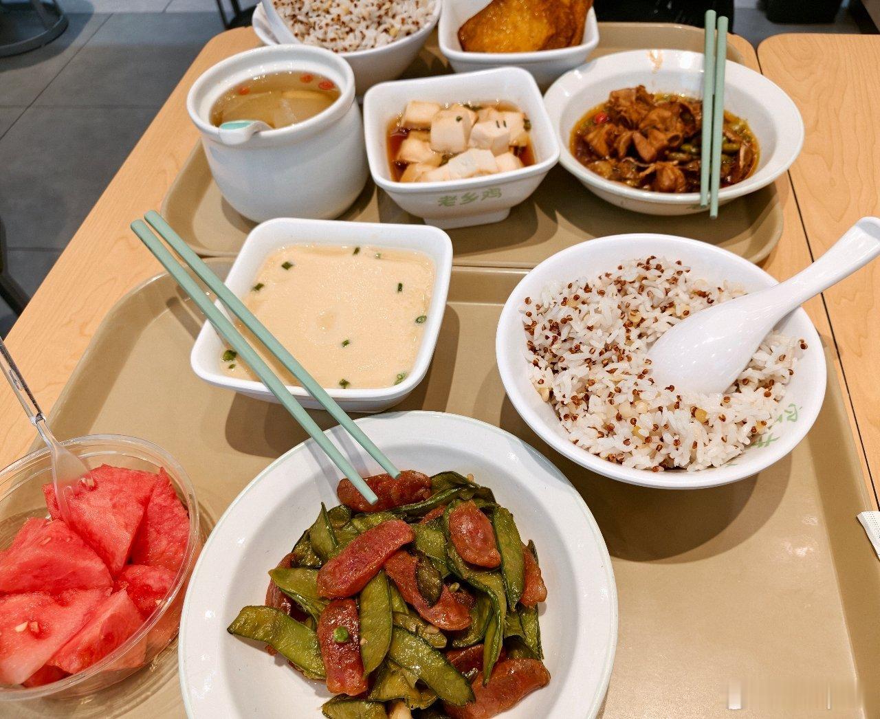 老乡来吃老乡鸡呀！这一桌才37还送了西瓜