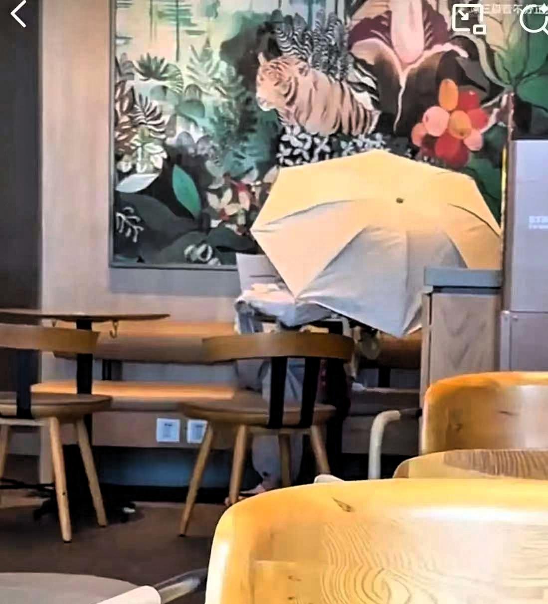 海口一家星巴克店里，一个正在备考公务员的女的，进门没点任何饮品，直接在店里撑开一