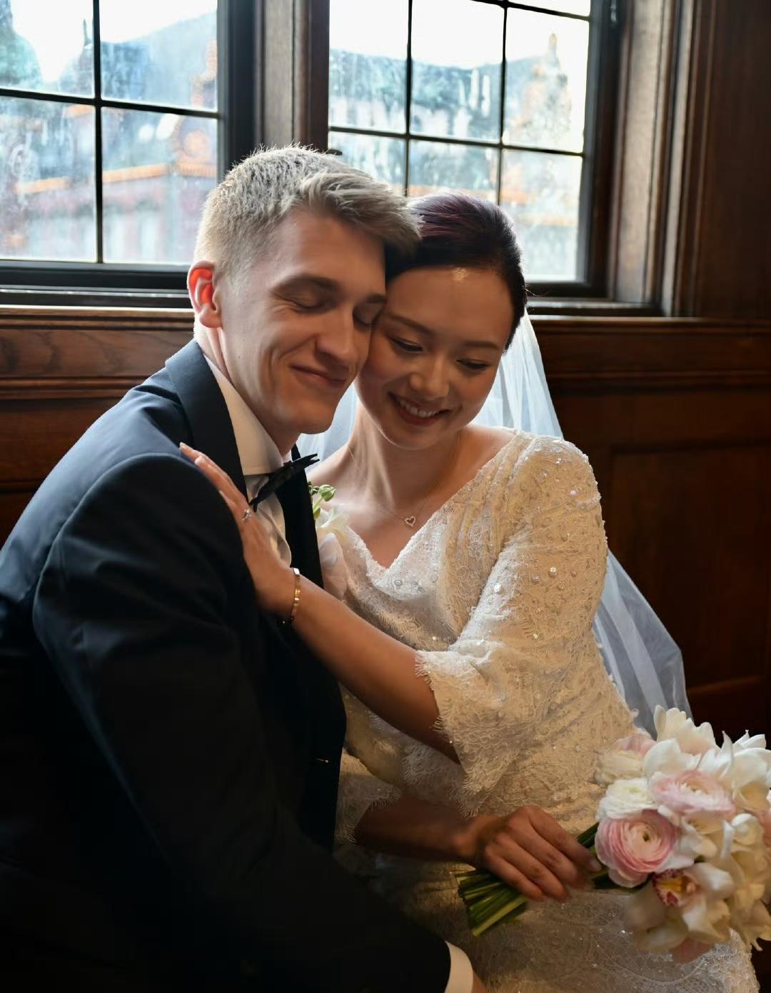 幸福的小两口[赞]！
安东🇸🇪和万远🇩🇪今天举办了温馨的婚礼！
照片上的