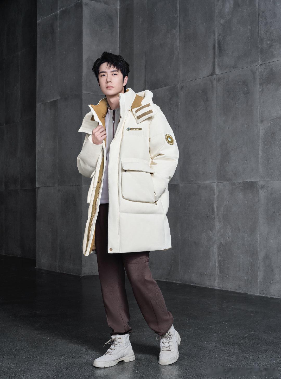 #王一博的黑色羽绒服# 学王一博冬日穿搭，那都不用烦恼配色问题，这也太省心了吧！
