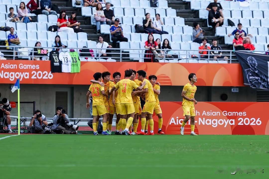 手球未判罚，中国男足遗憾出局。
9月30日下午，2026爱知·名古屋亚运会男足半