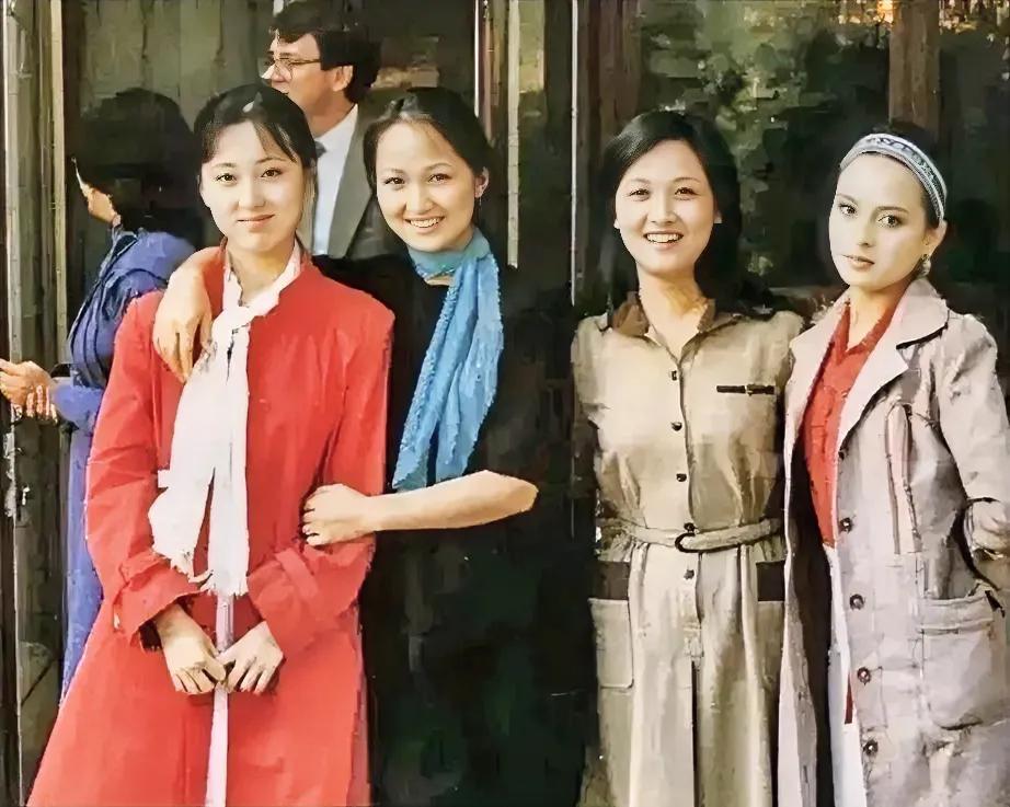 《红楼梦》里的众姐妹，黛玉、平儿、凤姐、三妹探春。
从照片上看，晓旭最漂亮，东方