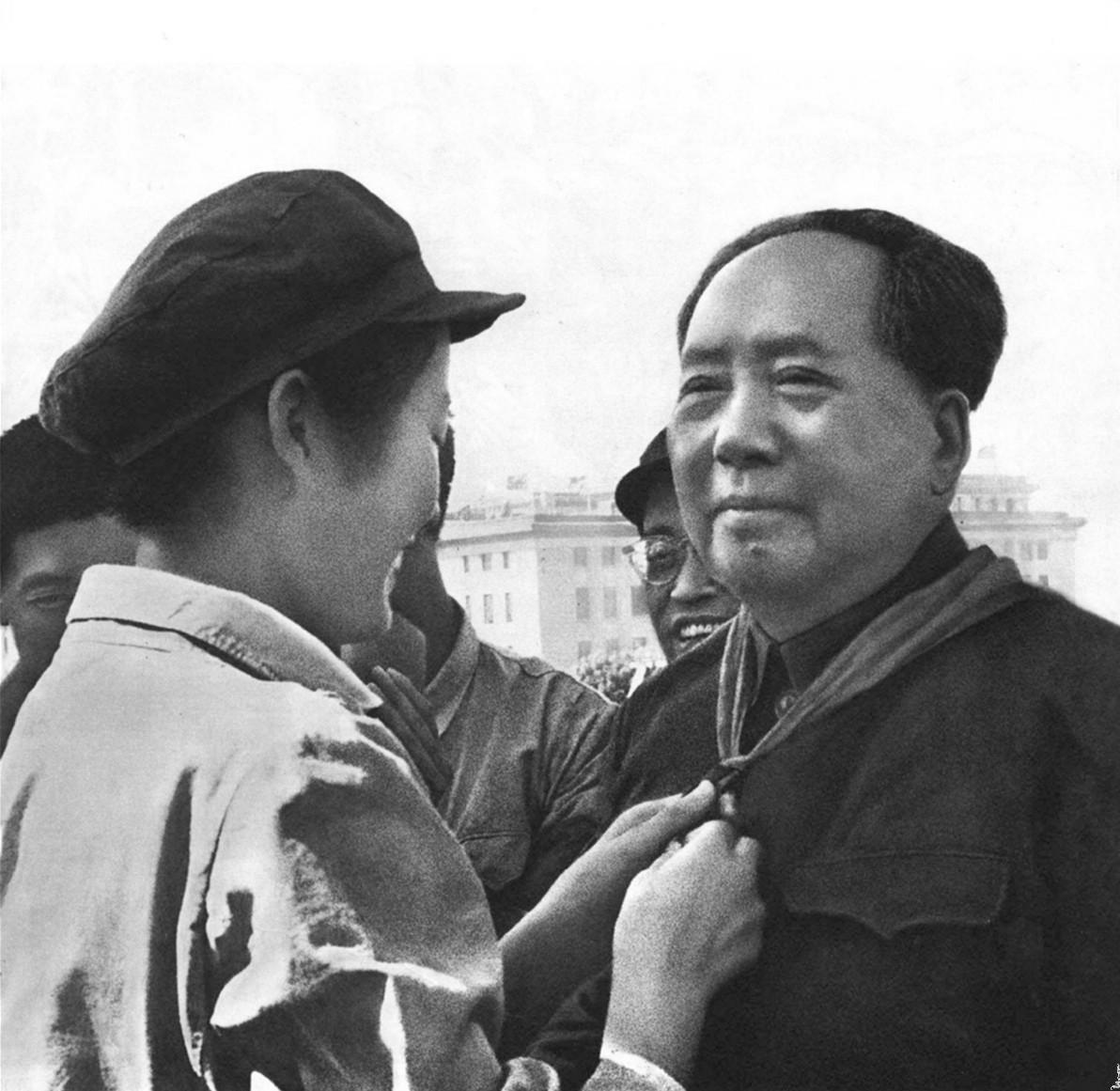 1966年8月18日少先队员代表在天安门城楼向毛主席献红领巾