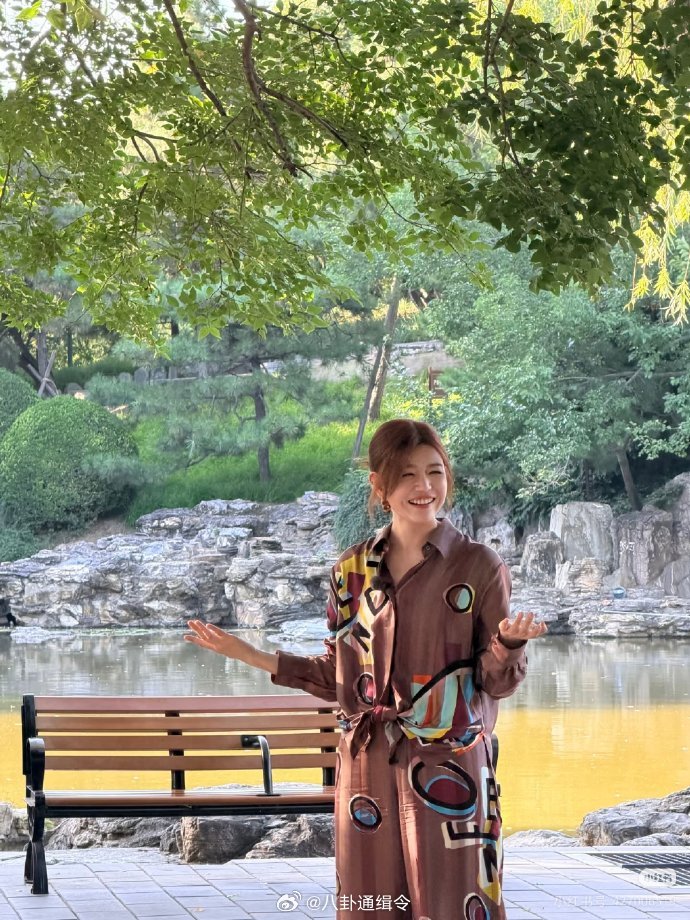 偶遇陈妍希李斯丹妮录制综艺陈妍希脚好了线下偶遇属实惊喜，陈妍希伤势完全恢复，走路