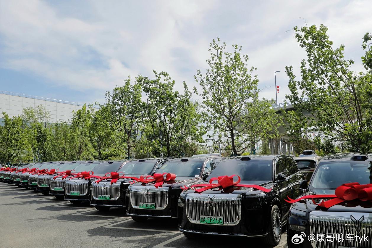 岚图泰山 百台岚图泰山交付天山机场，中国旗舰重塑西北高端出行格局。7月14日，百
