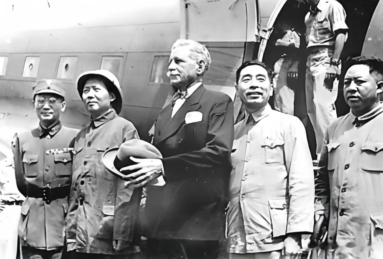 🍁80多年光阴流转，这张延安机场的老照片里，除了毛主席和周总理，其余几位早已鲜