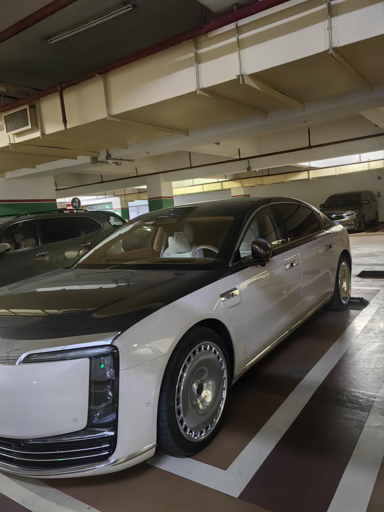 第一次在写字楼的地库看到华尊界S800，确实非常大气，够尊！和迈巴赫不相上下。