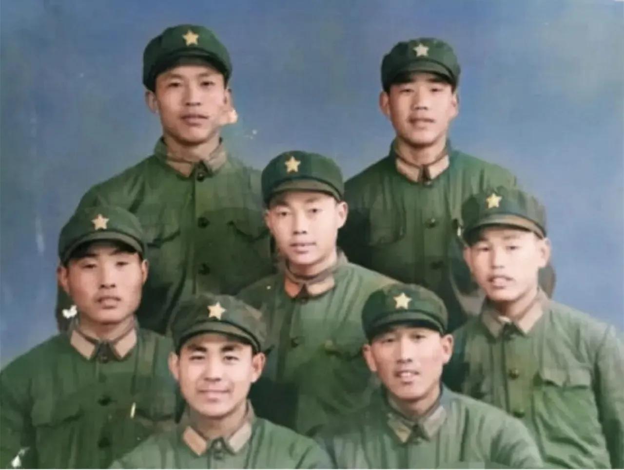 70年代初，马保国当兵时，一张罕见的留影，不知道大家认出他了吗？

马保国出生于