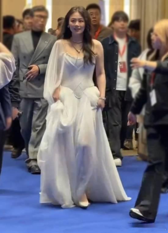 马思纯坦然回应身材争议：丰满是我的优势 活出松弛自我日前，演员马思纯做客深度访谈