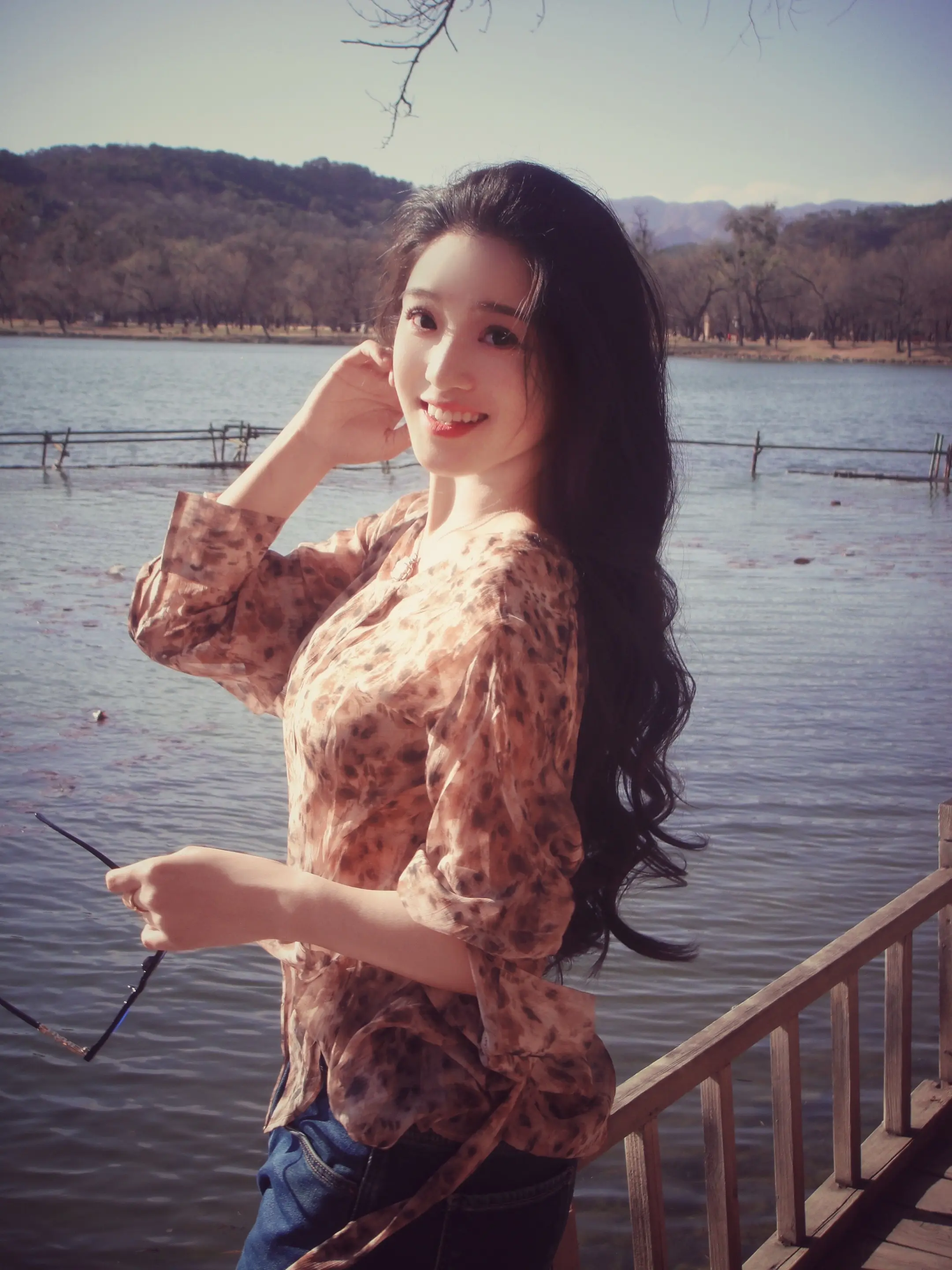 南来与北往  美人取情寄琵琶。