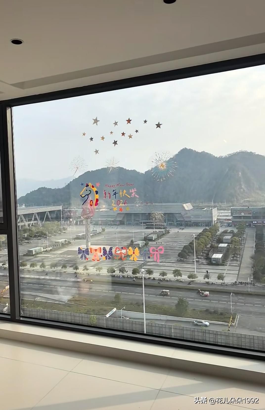 不是江景房买不起，而是铁景房更有性价比！
大大的落地窗配上高铁站的窗景太绝了！