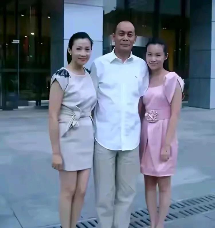 明知道这是张光北的妻子和女儿，但就是分不清谁是谁。有人说左边的是妈妈，也有人说右