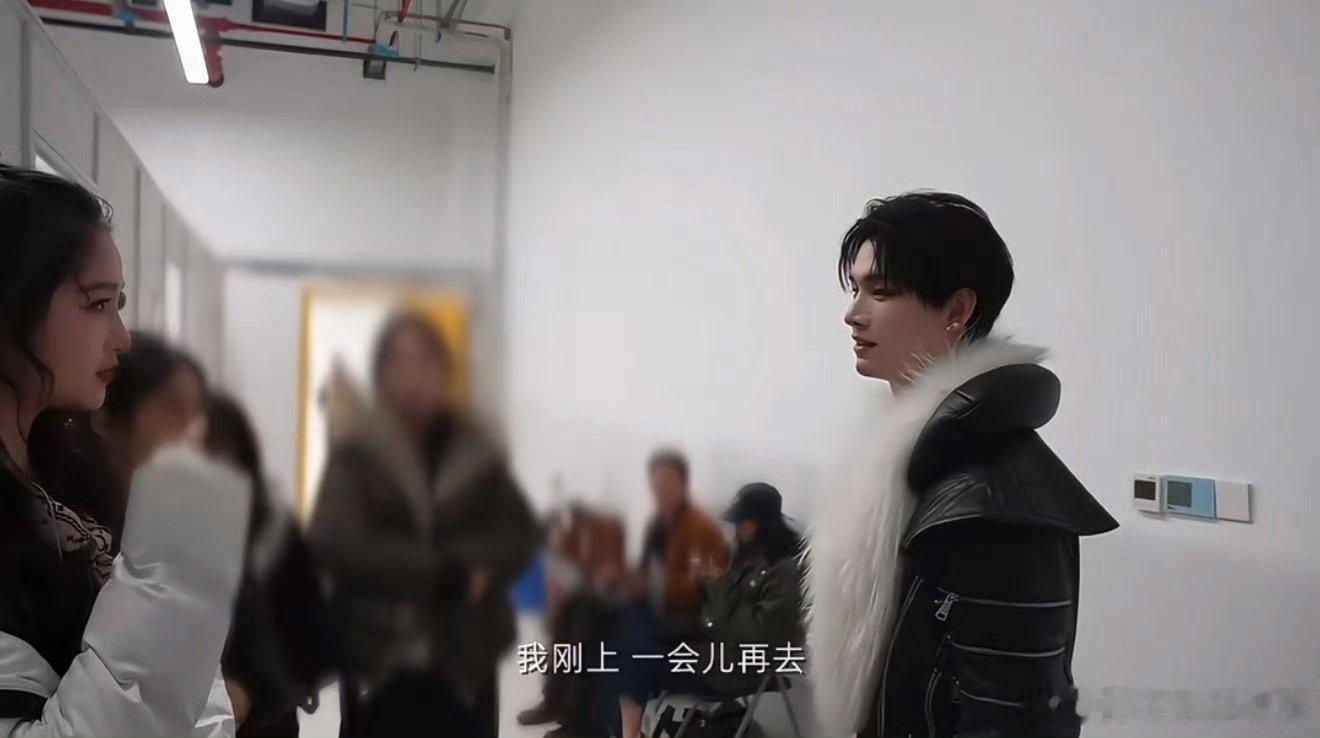 姚琛请关晓彤红掌剧组喝奶茶姚琛请关晓彤红掌剧组喝奶茶啦！友谊99呀～ 