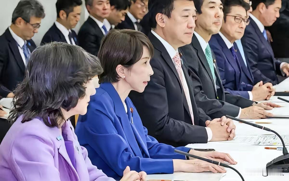 没人理，日本喊话中国
当地时间12月25日，日本首相高市早苗在东京发表演讲。
她