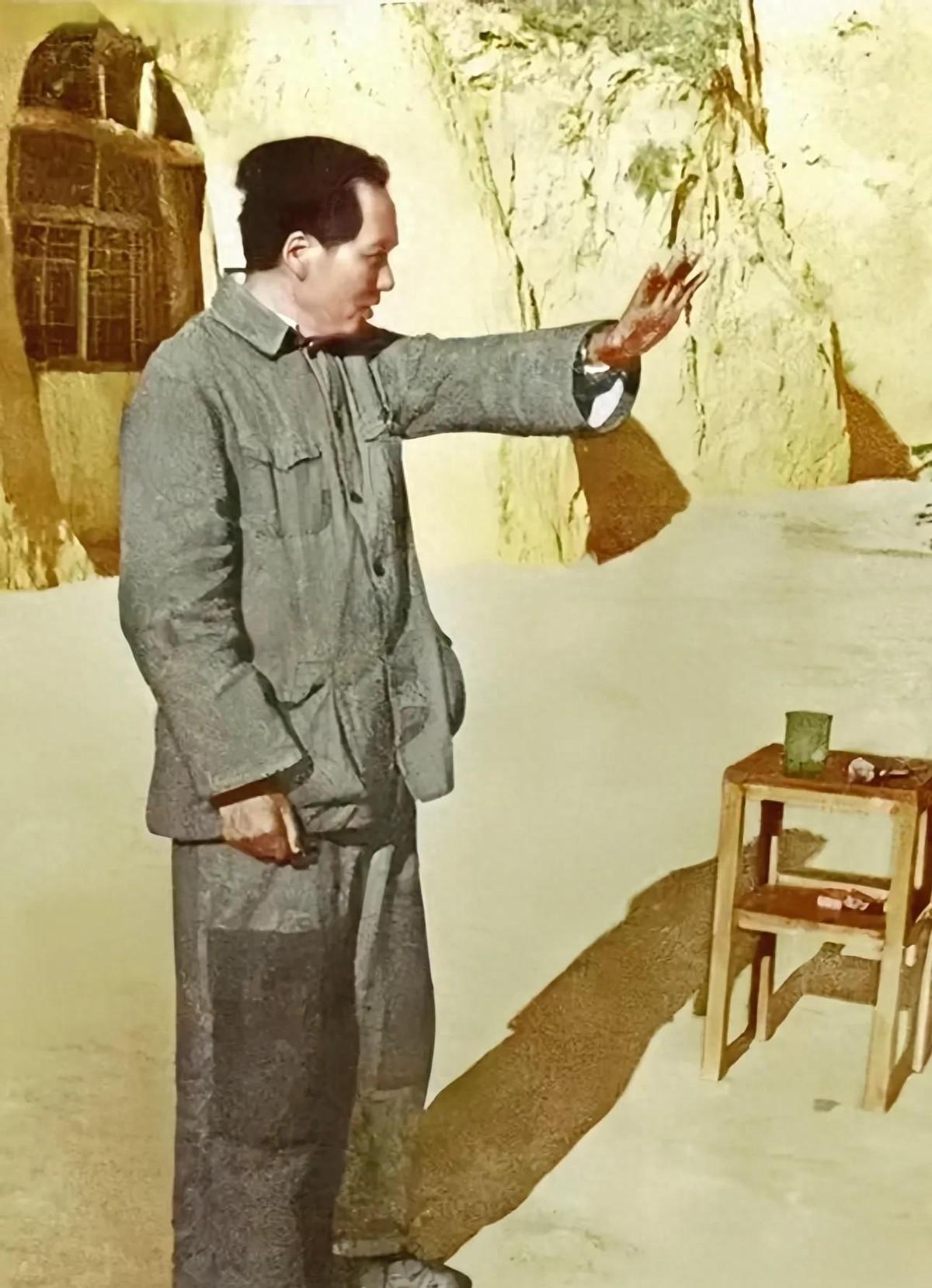 毛主席曾用一个生动比喻形容陈毅的威信，说他只要坐在那里，就能发挥巨大作用吗
19