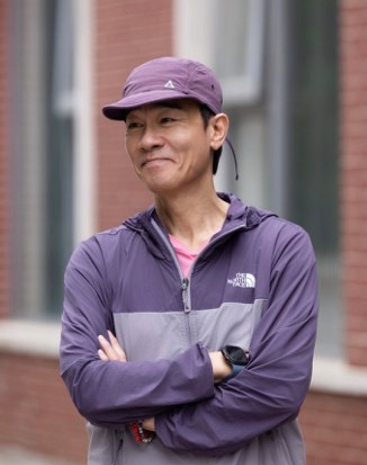 很多人只看见最终精彩的舞台表演，却忽略练习室里的时光。对陈小春而言，聚光灯之外的