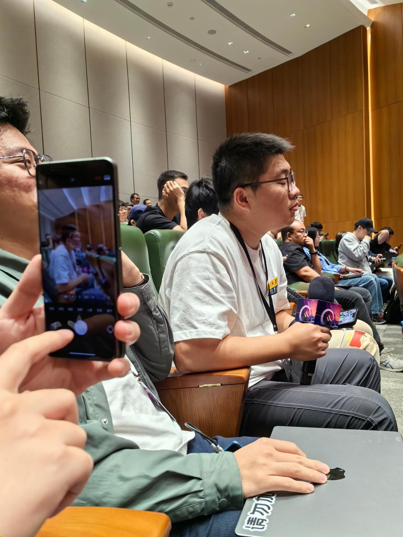 “旌旗老师，麻烦把话筒递给42车库的老师”

（我把话筒递回去）“这里没有42车