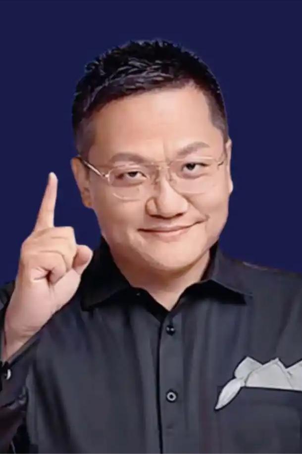科学家尹烨说，数学界的顶级圣殿，菲尔兹奖，一共有四位华人获奖，第一个就是丘成桐，